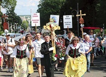 Tradycją jest uroczyste wspólne wejście na wały jasnogórskie, gdzie pątników oczekuje biskup katowicki. Na zdjęciu ubiegłoroczny przemarsz.