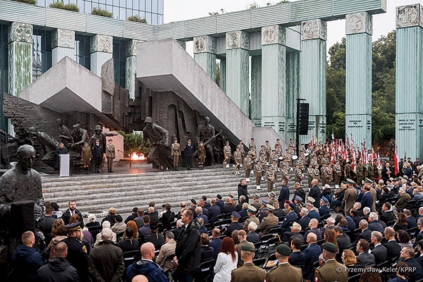 ▼	Prezydent Andrzej Duda przypominał, że właśnie stąd, poprzez kanały, ewakuowały się oddziały, które broniły Starego Miasta.