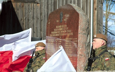 Najstarsza forma upamiętnienia żołnierzy wyklętych na ziemi przasnyskiej – tablica przy zabytkowym kościele w Zielonej Ciechanowskiej.