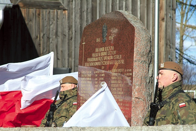 Najstarsza forma upamiętnienia żołnierzy wyklętych na ziemi przasnyskiej – tablica przy zabytkowym kościele w Zielonej Ciechanowskiej.