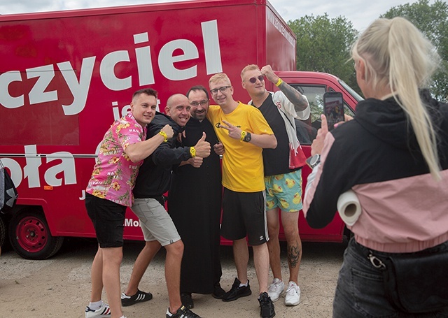 Niekiedy dyskusja zaczyna się od selfie z zakonnicą, księdzem czy diakonem.