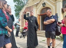 Biskup Zieliński opowiedział wędrowcom historię Oliwy i pobłogosławił ich na trasę.