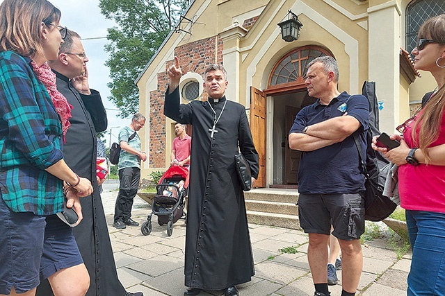 Biskup Zieliński opowiedział wędrowcom historię Oliwy i pobłogosławił ich na trasę.