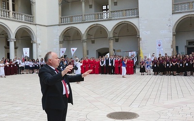 Stojący na środku dziedzińca prof. Włodzimierz Siedlik dyrygował chórami wykonującymi „Gaude Mater Polonia”.