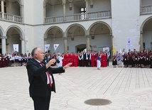 Stojący na środku dziedzińca prof. Włodzimierz Siedlik dyrygował chórami wykonującymi „Gaude Mater Polonia”.