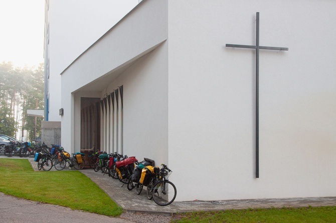 Ksiądz z młodzieżą jadą na rowerach na Przylądek Północny. Po pokój dla Ukrainy