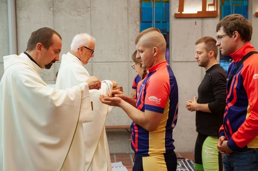 Ksiądz z młodzieżą jadą na rowerach na Przylądek Północny. Po pokój dla Ukrainy