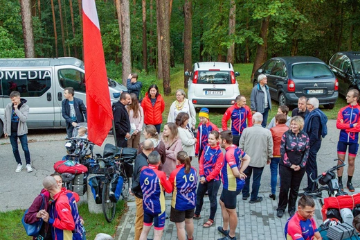 Ksiądz z młodzieżą jadą na rowerach na Przylądek Północny. Po pokój dla Ukrainy