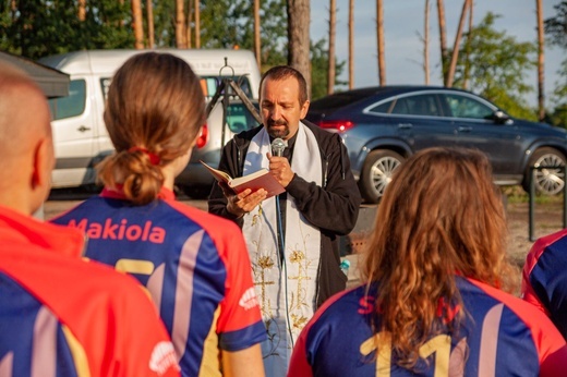 Ksiądz z młodzieżą jadą na rowerach na Przylądek Północny. Po pokój dla Ukrainy