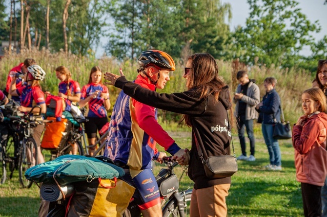 Ksiądz z młodzieżą jadą na rowerach na Przylądek Północny. Po pokój dla Ukrainy