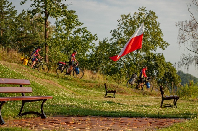 Ksiądz z młodzieżą jadą na rowerach na Przylądek Północny. Po pokój dla Ukrainy