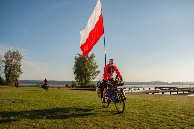 Ksiądz z młodzieżą jadą na rowerach na Przylądek Północny. Po pokój dla Ukrainy