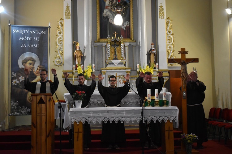 Ojcowie franciszkanie w czasie wieczornego nabożeństwa udzielili specjalnego błogosławieństwa.