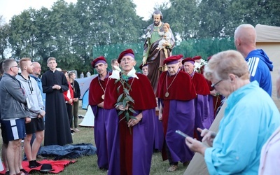 Bractwo św. Józefa w czasie Apelu Jasnogórskiego uroczyście wniosło figurę św. Józefa.