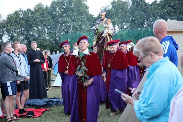 Bractwo św. Józefa w czasie Apelu Jasnogórskiego uroczyście wniosło figurę św. Józefa.