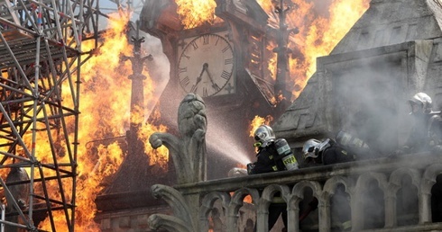 "Notre-Dame płonie" – od 19 sierpnia w polskich kinach wstrząsający film Jean-Jacquesa Annaud