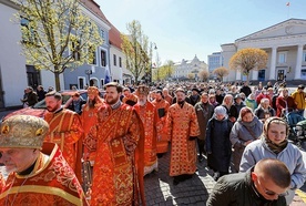 Procesja w centrum Wilna 30 kwietnia br. w intencji zachowania jedności Kościoła i przeciwko „raskolnikom”. W trzecim rzędzie w mitrach od lewej: biskup Ambroży i metropolita Innocenty.