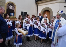 Bp Andrzej Jeż z mieszkańcami Słonej przy feretronie i tablicy.