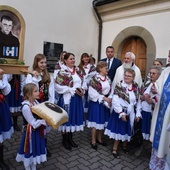 Bp Andrzej Jeż z mieszkańcami Słonej przy feretronie i tablicy.