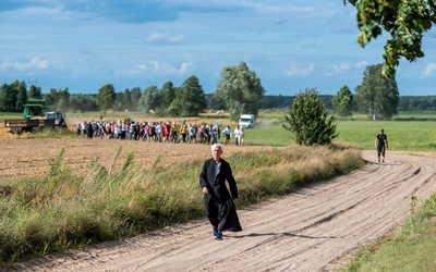 Ks. Władysław Pałys na pątniczym szlaku - Karczówka 2021 r.