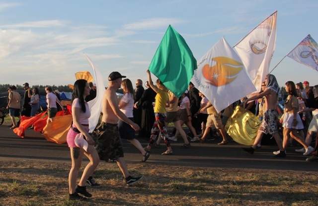 Ewangelizatorzy ruszyli na pole Pol'and'Rock Festival [GALERIA ZDJĘĆ]