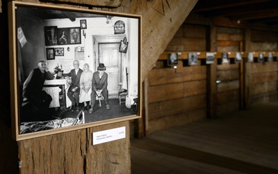 Wystawę można oglądać w spichlerzu z Wilkowa na trenie radomskiego skansenu.