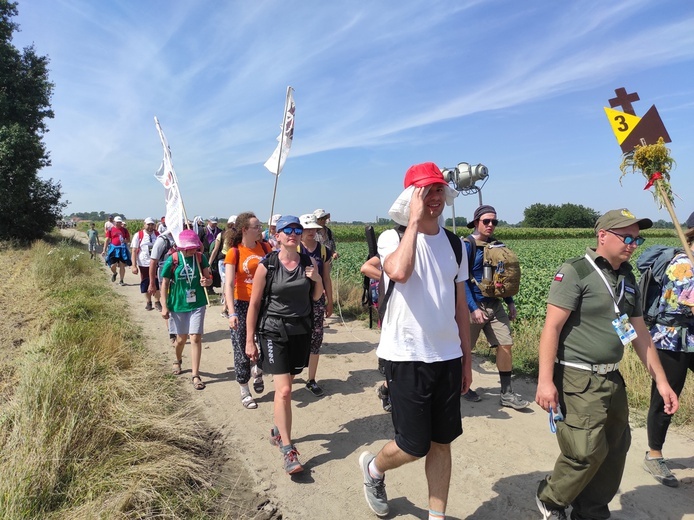 PPW 2022 - Msza św. w Karwińcu, poczęstunek i dalej w drogę