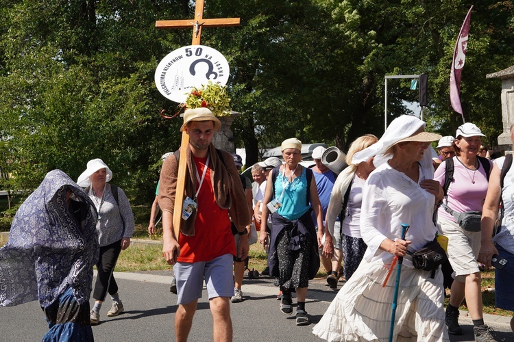 PPW 2022 - Msza św. w Karwińcu, poczęstunek i dalej w drogę