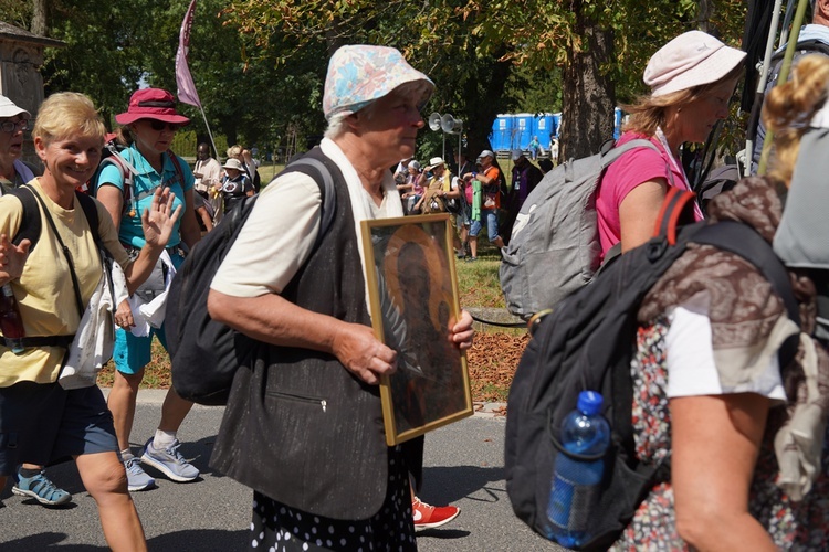 PPW 2022 - Msza św. w Karwińcu, poczęstunek i dalej w drogę