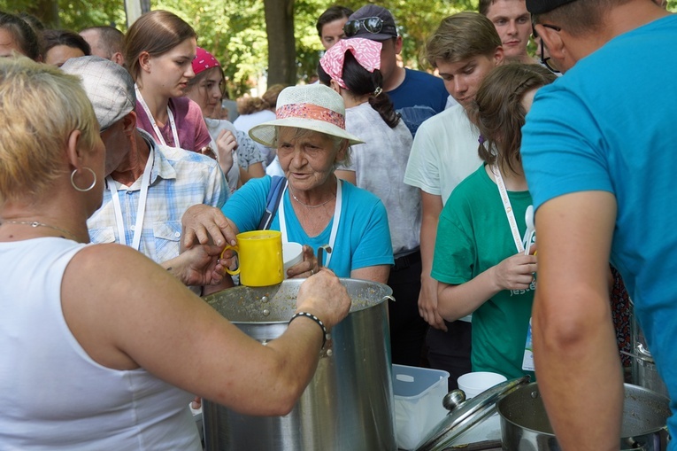 PPW 2022 - Msza św. w Karwińcu, poczęstunek i dalej w drogę