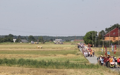 Pielgrzymka. Idą w upałach