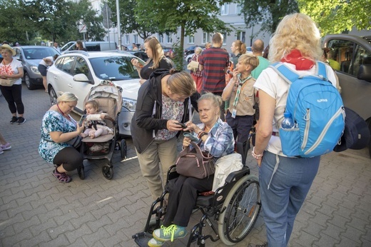 300 pielgrzymów na wózkach i ich opiekunów. 31. Pielgrzymka Osób Niepełnosprawnych