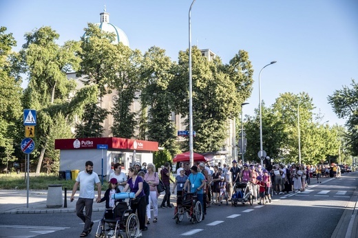 300 pielgrzymów na wózkach i ich opiekunów. 31. Pielgrzymka Osób Niepełnosprawnych