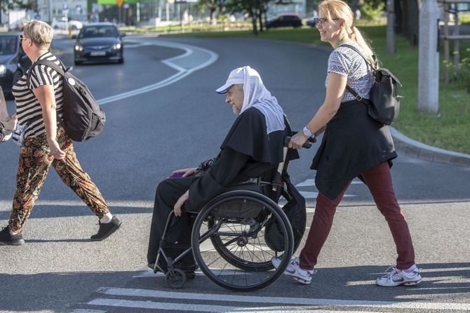 300 pielgrzymów na wózkach i ich opiekunów. 31. Pielgrzymka Osób Niepełnosprawnych