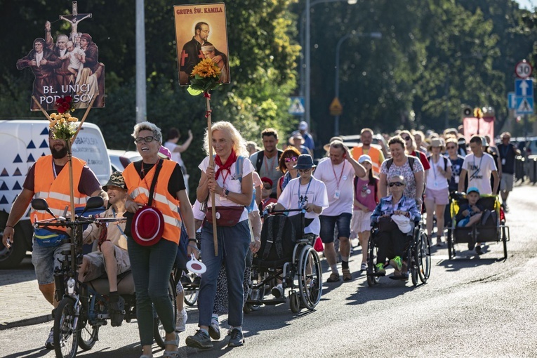 300 pielgrzymów na wózkach i ich opiekunów. 31. Pielgrzymka Osób Niepełnosprawnych