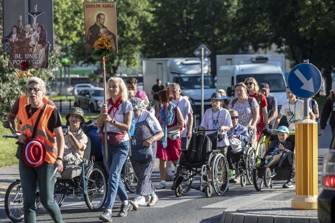 300 pielgrzymów na wózkach i ich opiekunów. 31. Pielgrzymka Osób Niepełnosprawnych