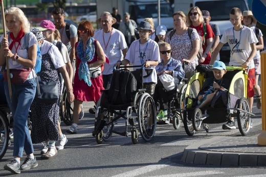 300 pielgrzymów na wózkach i ich opiekunów. 31. Pielgrzymka Osób Niepełnosprawnych