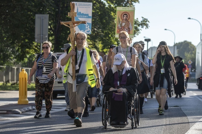 300 pielgrzymów na wózkach i ich opiekunów. 31. Pielgrzymka Osób Niepełnosprawnych