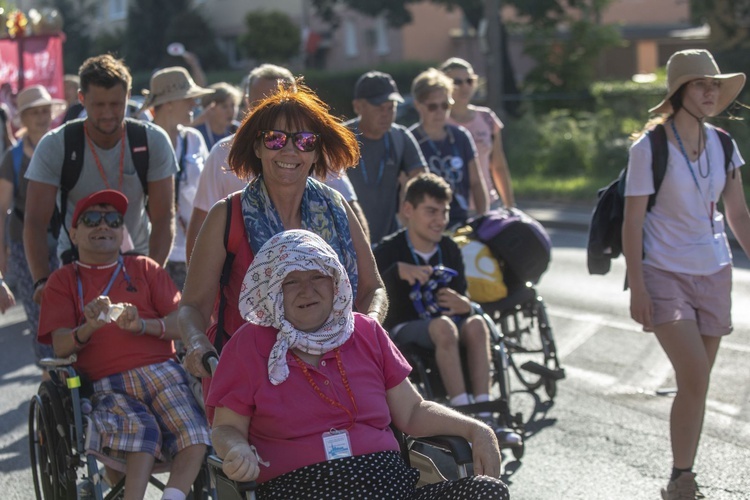 300 pielgrzymów na wózkach i ich opiekunów. 31. Pielgrzymka Osób Niepełnosprawnych