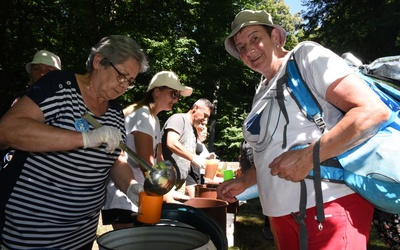 Pani Krystyna częstuje pielgrzymów zupą jarzynową.