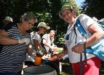 Pani Krystyna częstuje pielgrzymów zupą jarzynową.