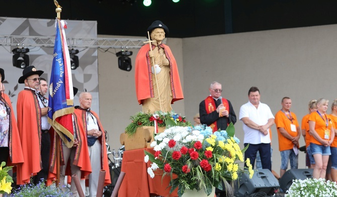 Św. Jakub na scenie szczyrkowskiego amfiteatru został uroczyście powitany wspólną modlitwą.