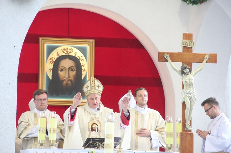 Nowy Sącz. Poświęcenie przemienionej bazyliki