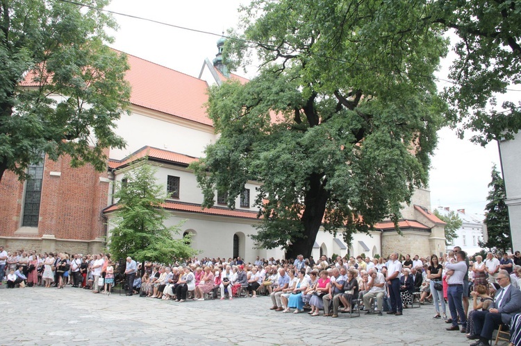 Nowy Sącz. Poświęcenie przemienionej bazyliki