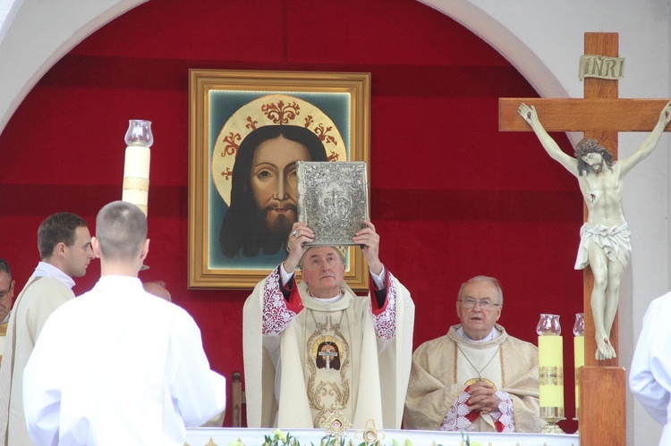 Nowy Sącz. Poświęcenie przemienionej bazyliki