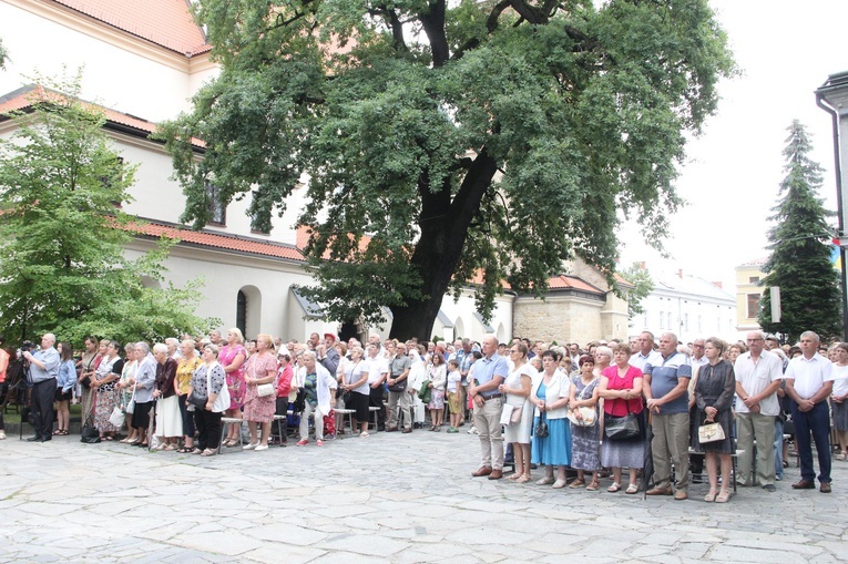 Nowy Sącz. Poświęcenie przemienionej bazyliki