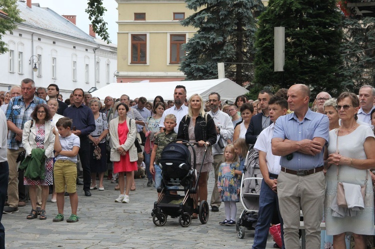 Nowy Sącz. Poświęcenie przemienionej bazyliki