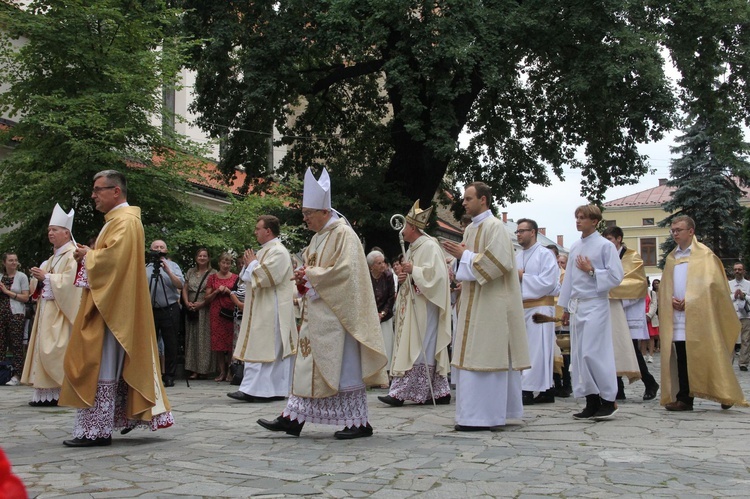 Nowy Sącz. Poświęcenie przemienionej bazyliki