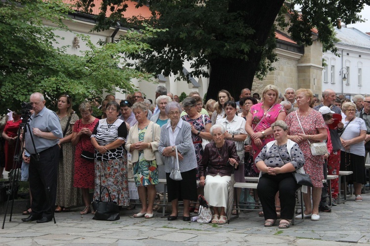 Nowy Sącz. Poświęcenie przemienionej bazyliki