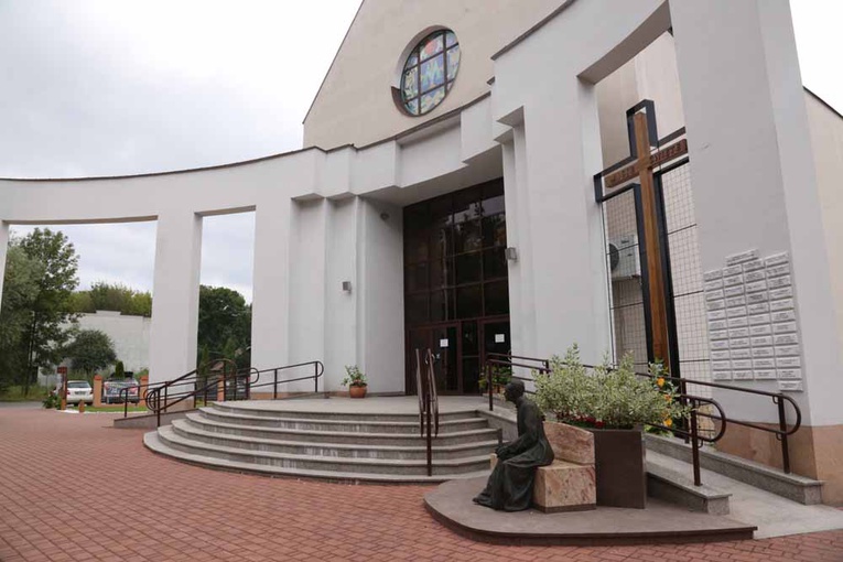 Ławeczka kard. Franciszka Macharskiego